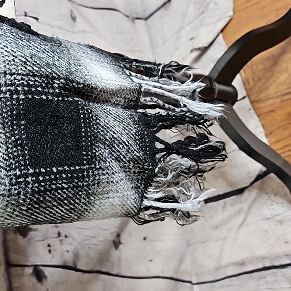 Old Navy Black/White Plaid Fringed Scarf - Picture 3 of 4